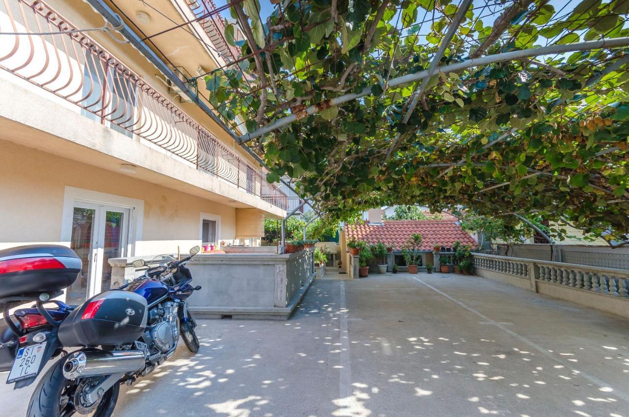 Apartments Mira I Vodice Exteriör bild